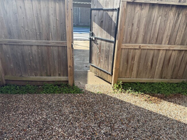 Building Photo - 10328 Longmont Dr