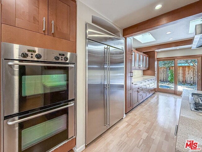 Building Photo - 2123 Sycamore Canyon Rd