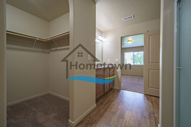 Building Photo - 3 Bedroom 2 Bathroom Home with Attached 2 ...