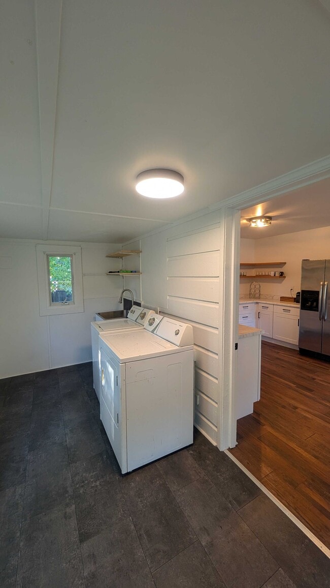 Building Photo - 405 N Cloverdale Blvd