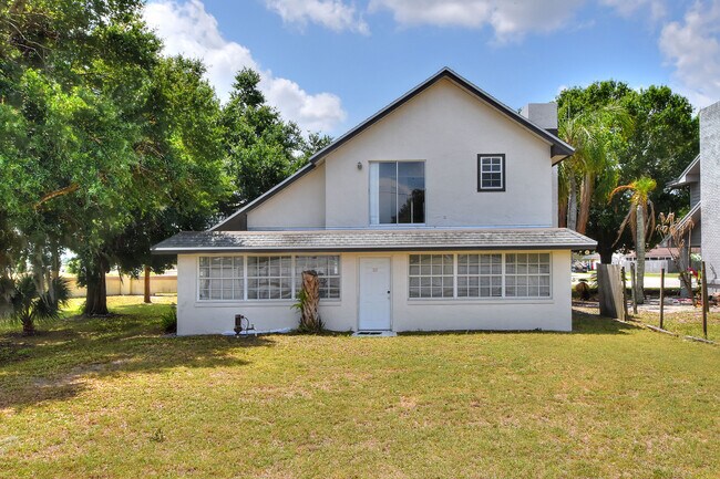 Building Photo - 802 Arietta Cir N