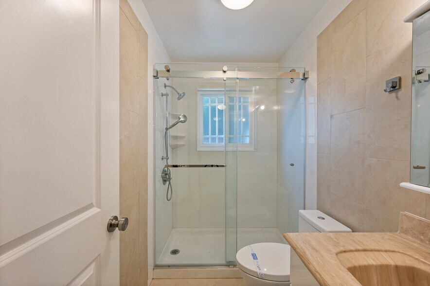 Building Photo - 3661 Slopeview Dr