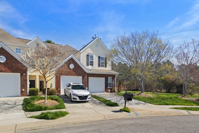 Building Photo - North Raleigh Townhouse with One Car Garage