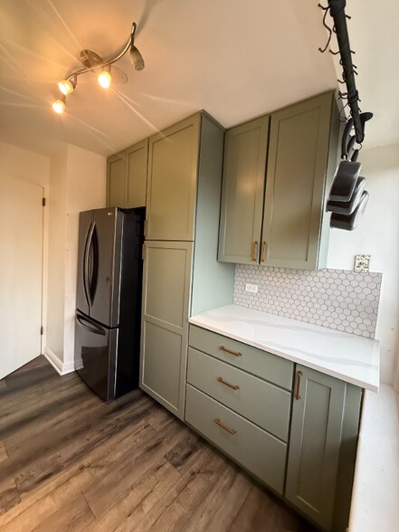 Building Photo - 3950 N Lake Shore Dr