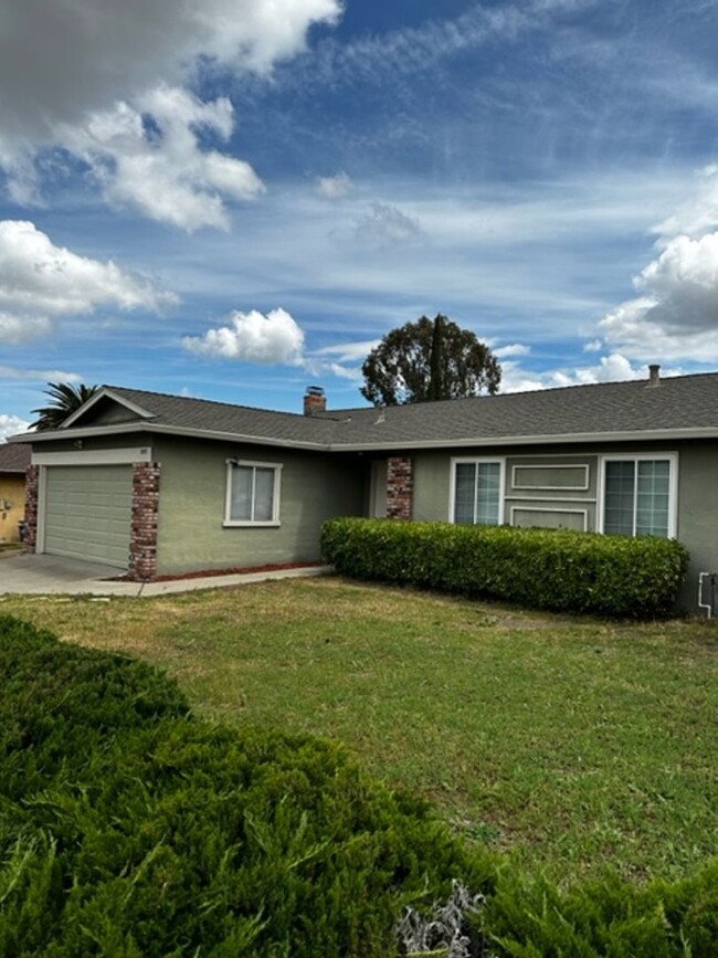 Primary Photo - Beautiful 3 bed & 2 bath home in Pittsburg