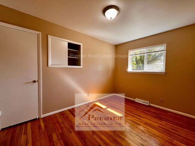 Building Photo - 521 Yellowstone Rd