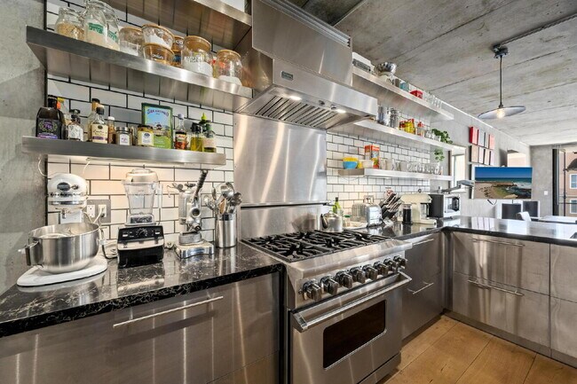 Building Photo - Chic Furnished Loft with Bay Views in the ...