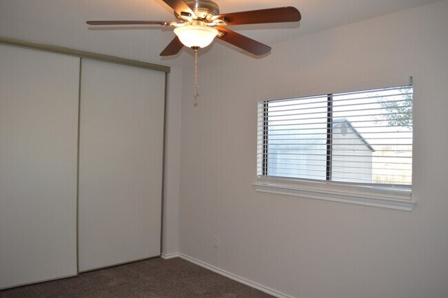 Building Photo - Newly remodeled 3 bed 2 bath