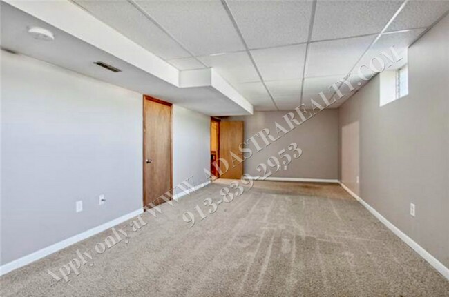 Building Photo - Updated 3Bed/2.5 Bath Duplex in Gladstone-...