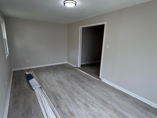 Building Photo - 10911 Vernon Dr