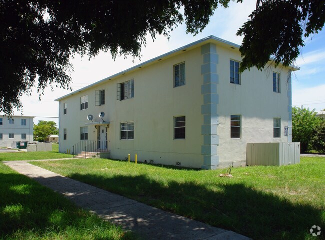 Building Photo - Delux Court Apartments