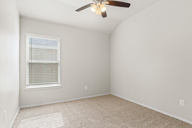 Building Photo - 627 E Fairway Lake Dr