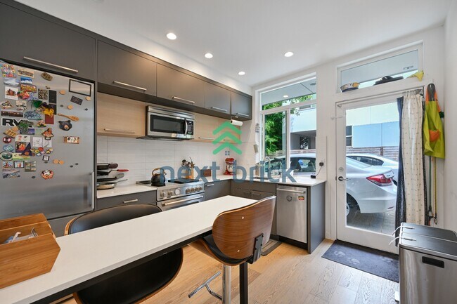 Building Photo - Spacious 3-Bedroom Townhouse in Seattle's Vibrant Heart – 2 Full Baths & 1508 Sq Ft of Comfort!