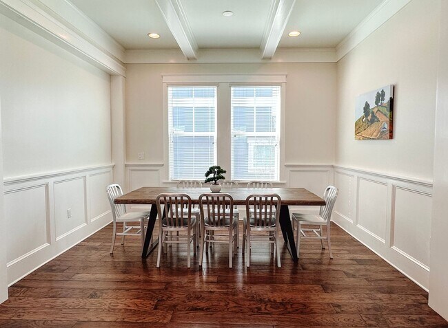 Building Photo - New, exclusive 3200 sq ft 4 bedroom/3.5bat...