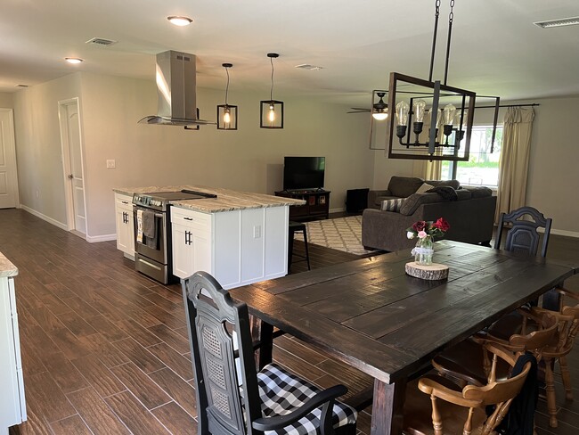 Building Photo - 2224 Magnolia Ave