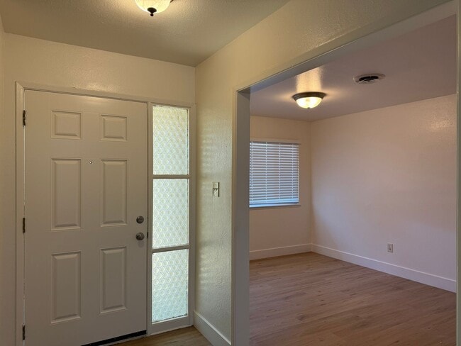 Building Photo - 8945 Plaza Park Dr