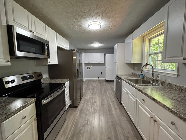 Building Photo - **ASK HOW YOU CAN MOVE IN WITH NO SECURITY DEPOSIT**8546 East Union Hill Rd: Ranch Home with 16x2...