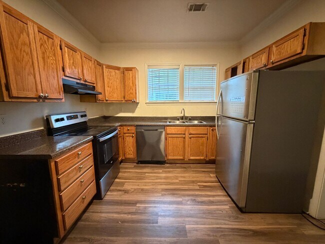 Building Photo - Beautiful Brick Home Minutes from Midtown, Crosstown, Rhodes College!!