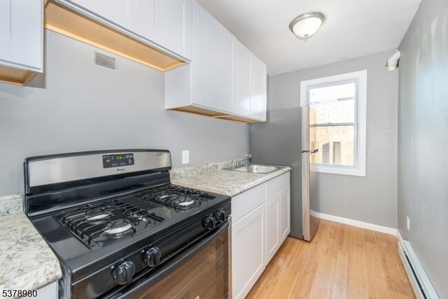 Building Photo - 581 E 18th St
