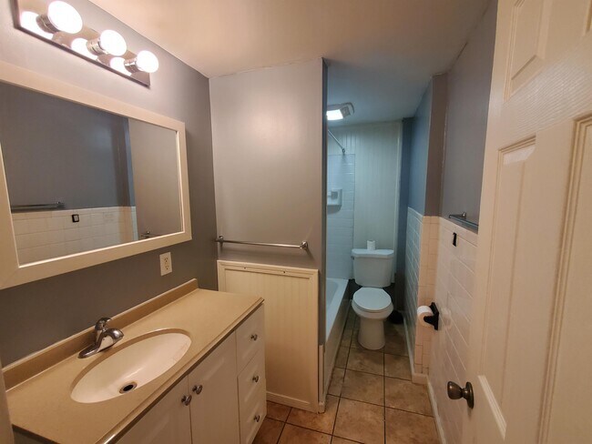 Building Photo - 420-422 Cedarwood Terrace