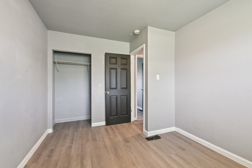 Building Photo - 1604 Parklane Dr
