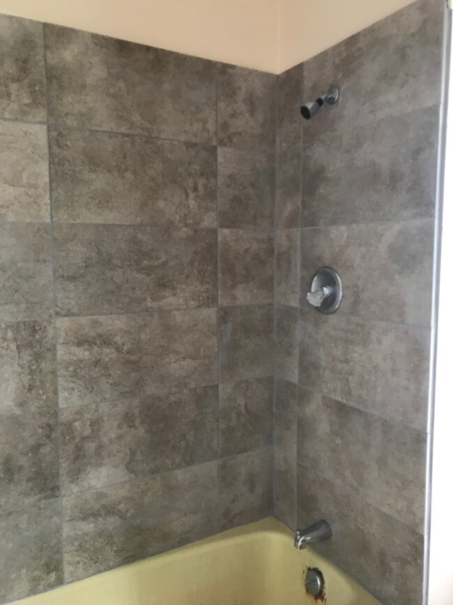 Building Photo - 904 S University St