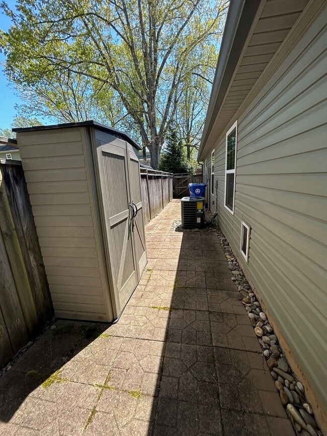 Building Photo - East Asheville - Contemporary Bungalow
