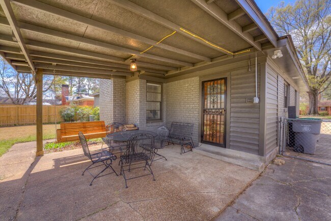 Building Photo - Colonial Acres East Memphis cutie! 3 bedrooms and tons of updates! Appliances included.