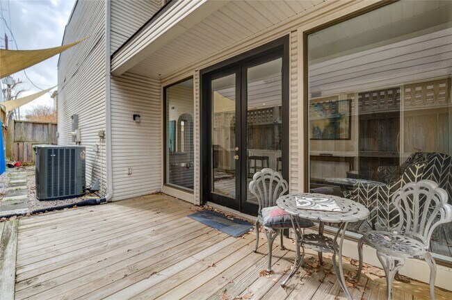 Building Photo - 2527 Potomac Dr