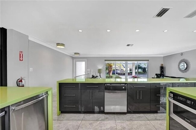 Building Photo - 2830 NE 55th St