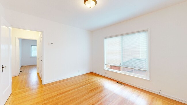 Building Photo - Charming 2 Bedroom Oakland Unit!