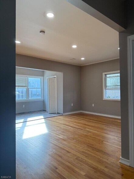 Building Photo - 191 Oakwood Ave