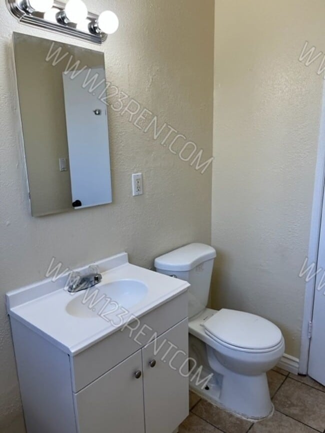 Building Photo - WEST LANCASTER 2BD/1BTH DUPLEX w/ BACKYARD