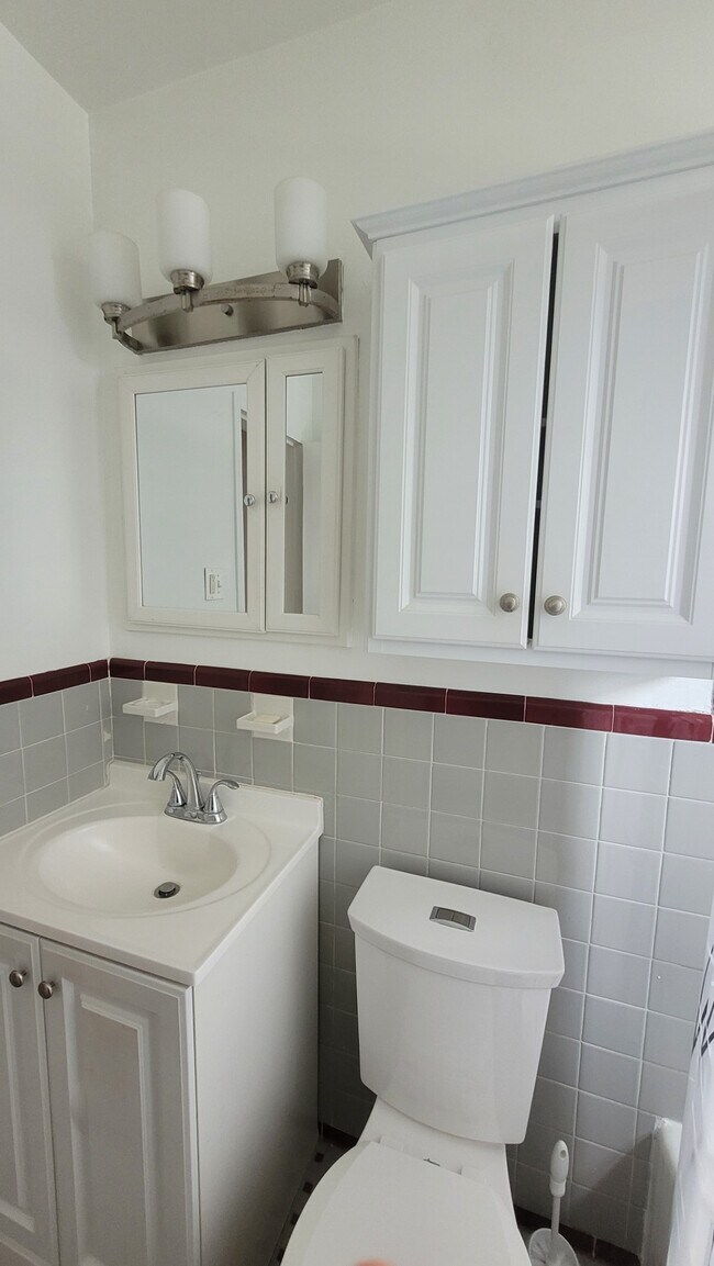 2nd floor bath - 427 Jefferson St NE