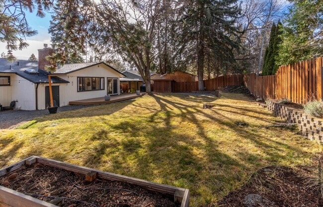 Building Photo - 665 NE 12th St