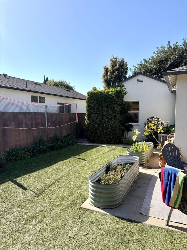 Building Photo - Quiet and Charming West LA Home!