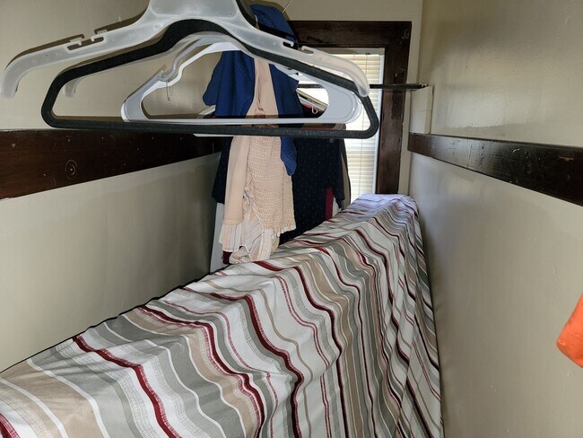 Building Photo - Charming House Located 1 Block From Campus