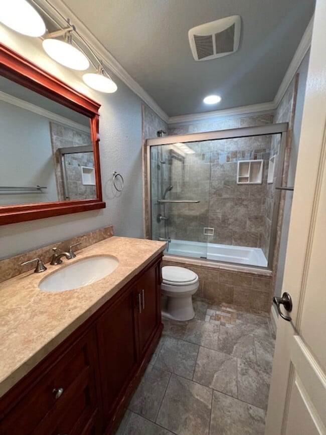 Building Photo - Beautiful 3 Bedroom and 1.5 Bathroom Condo $2,195.00 Available Now