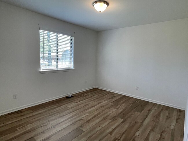 Building Photo - 2-Bedroom Duplex with full basement, 1-Car...