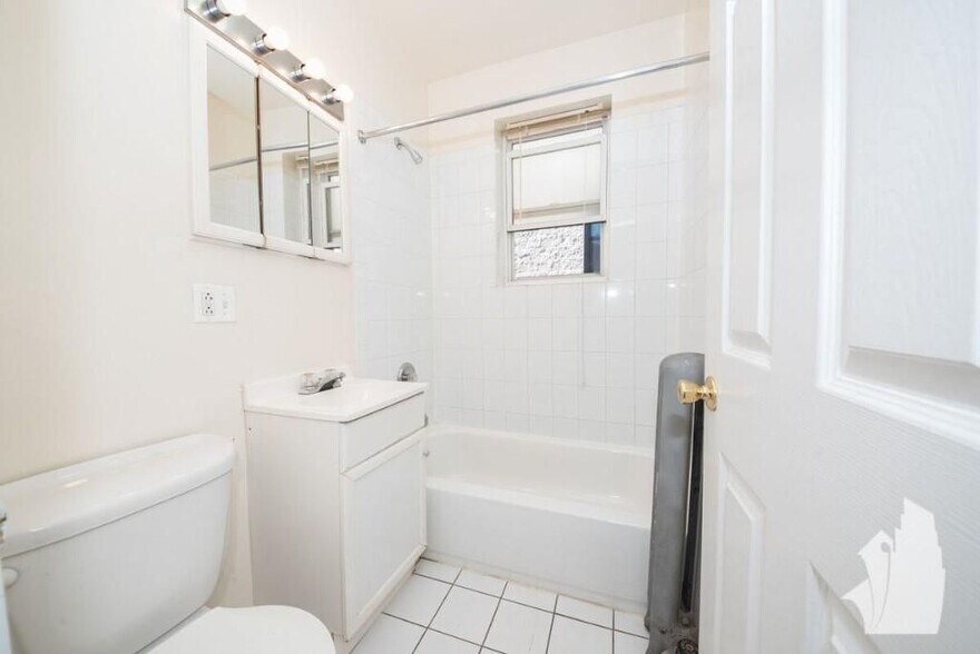 Building Photo - 914 W Dakin St