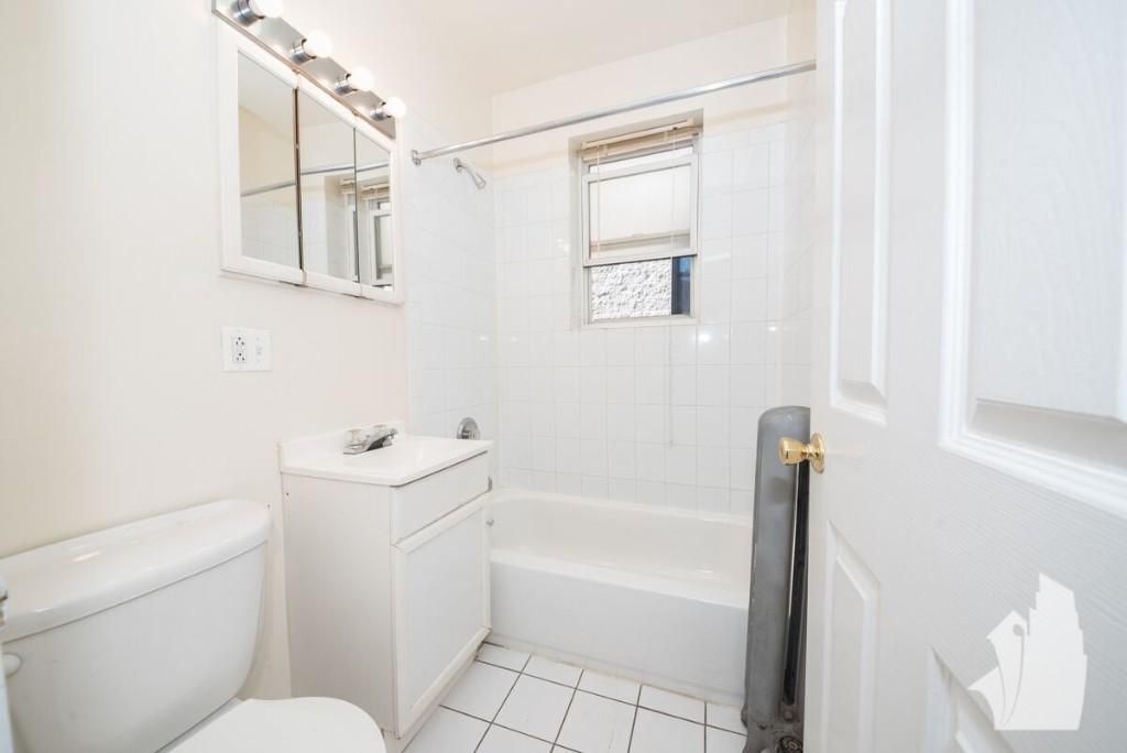 Building Photo - 910 W Dakin St