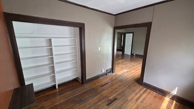 Building Photo - "Spacious 2 Bed in Cleveland Heights !"