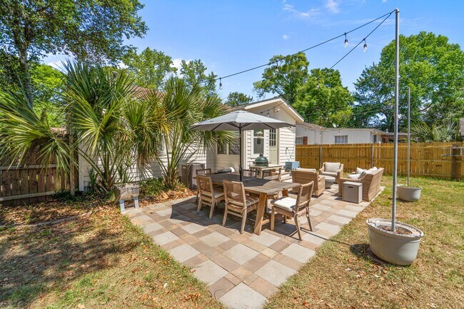 Building Photo - Charming Parkside 2-Bedroom Home Near Daffin Park with Fenced Yard & Patio