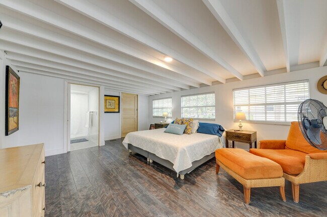 Building Photo - 394 Burton Dr