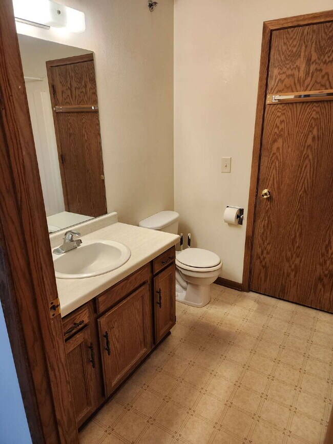Building Photo - Large 2 Bedroom Apartment - Available Augu...