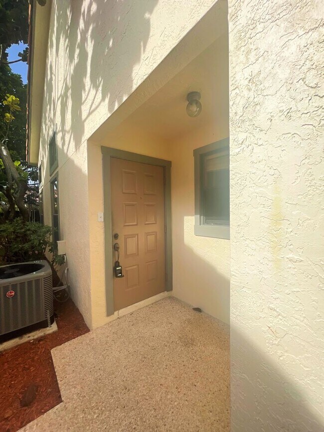 Building Photo - Spacious 3Bed/2.5Bath/Garage Home in Via Verde