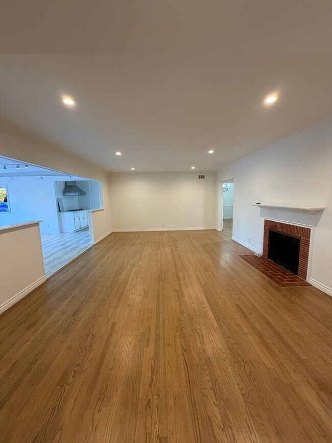 Building Photo - 8046 Dunfield Ave