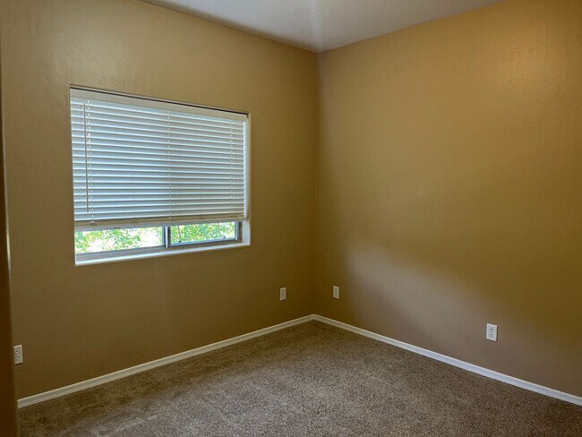 Building Photo - Spacious Three Bedroom Home in Granville R...