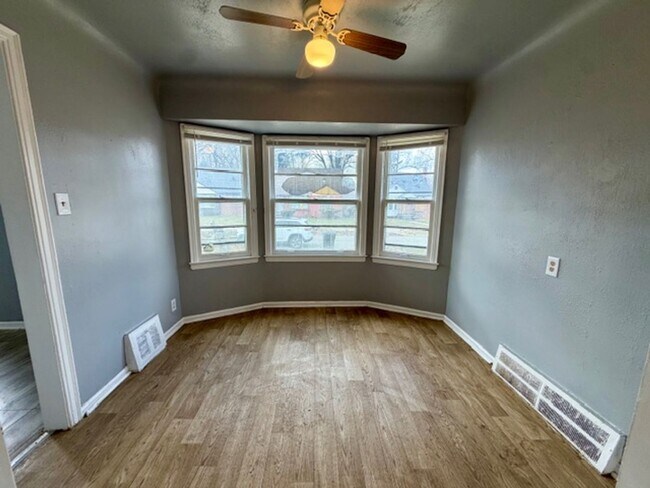 Building Photo - 3 Bedroom 1 Bath Welcome Section 8 Call 313-429-3244 Kpm Detroit