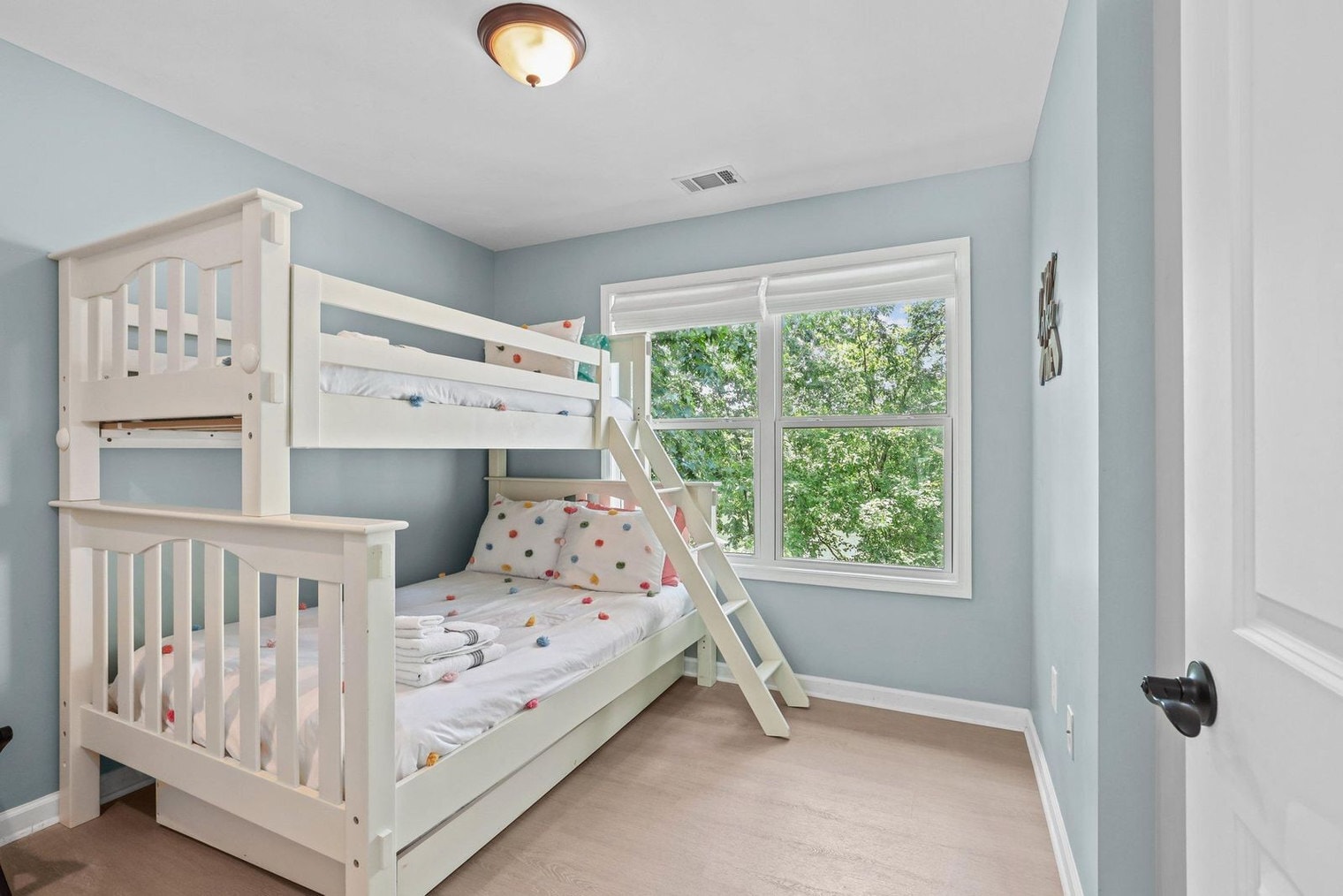 Building Photo - 204 Lake Breeze Ln